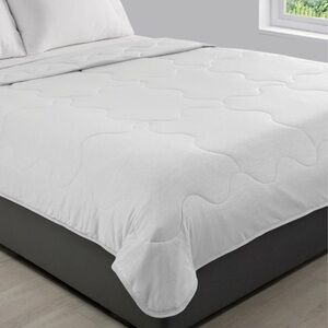 NEW Concierge Collection Cool to the Touch Blanket  King/Cal King